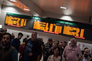 Renfe avanza cortes en el servicio el próximo fin de semana para retirar el tren descarrilado