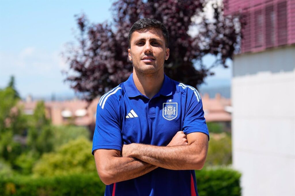 Rodri emula a Luis Suárez y conquista el Balón de Oro
