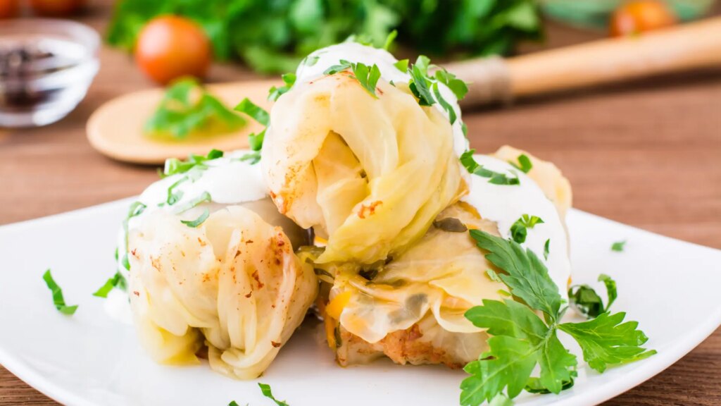 Rollitos de col rellenos de salmón, una receta saludable a buen precio