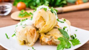 Rollitos de col rellenos de salmón, una receta saludable a buen precio