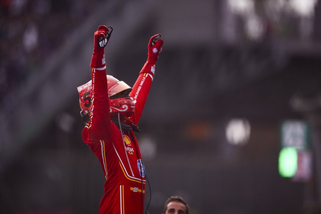 Sainz gana en México y Norris recorta a Verstappen