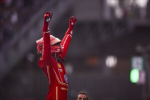 Sainz gana en México y Norris recorta a Verstappen