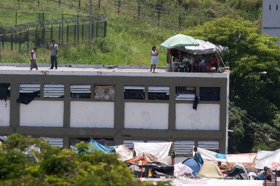 «Se van a pudrir en la cárcel»: Familiares denuncian tratos crueles en cárcel de Yare III