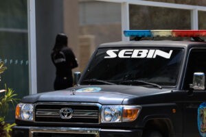 Sebin derrumbó la puerta de su vivienda para sacarla (+Detalles)