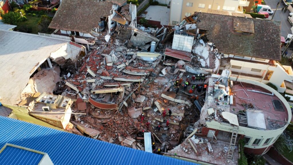 Socorristas buscan a personas atrapadas en hotel derrumbado en Argentina