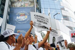 Solo un vaso de agua para tomar y asearse reciben detenidos en Tocorón
