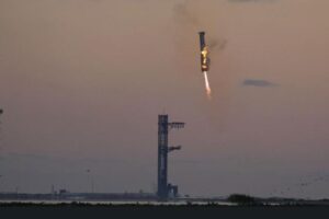 SpaceX logra capturar el propulsor del cohete más potente tras prueba exitosa