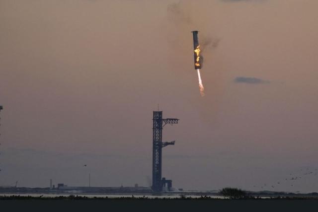 SpaceX logra capturar el propulsor del cohete más potente tras prueba exitosa