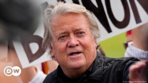 Steve Bannon sale de la cárcel – DW – 29/10/2024