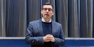 Suspendido un diputado del Partido Laborista británico tras ser grabado golpeando a un hombre en la calle