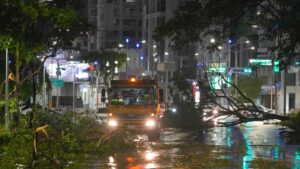 Tifón Krathon toca tierra en Taiwán con fuertes vientos y lluvias torrenciales