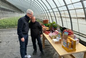 Tim Cook visita China para impulsar Apple