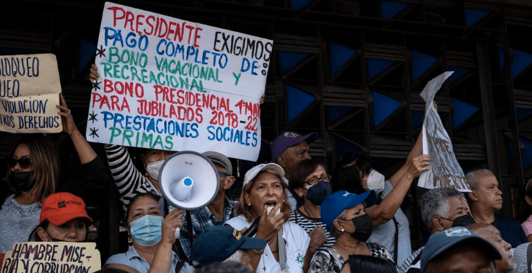 Trabajadores sanitarios preparan protestas para exigir un salario mínimo de 200 dólares