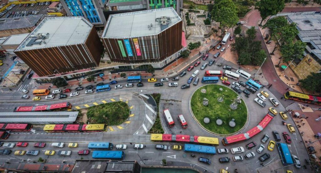 Trancones en Bogotá por mal parqueo, hay multa por imprudencia