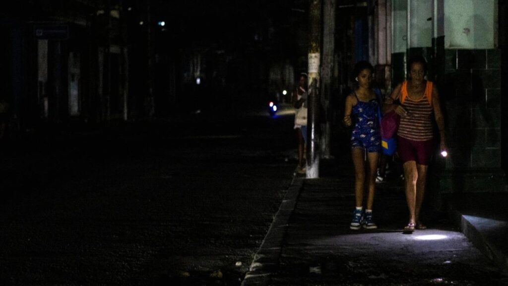 Tras el restablecimiento del sistema eléctrico en Cuba, vuelven los apagones de 12 horas diarias - AlbertoNews