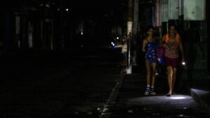 Tras el restablecimiento del sistema eléctrico en Cuba, vuelven los apagones de 12 horas diarias - AlbertoNews