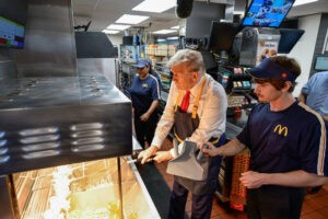 Trump hace papas fritas en McDonald's y acusa que Harris nunca trabajó en uno