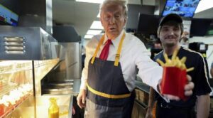 Trump prepara papas fritas en McDonald's 