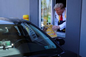 Trump se pone el delantal de McDonald's y fríe patatas para ganar votos