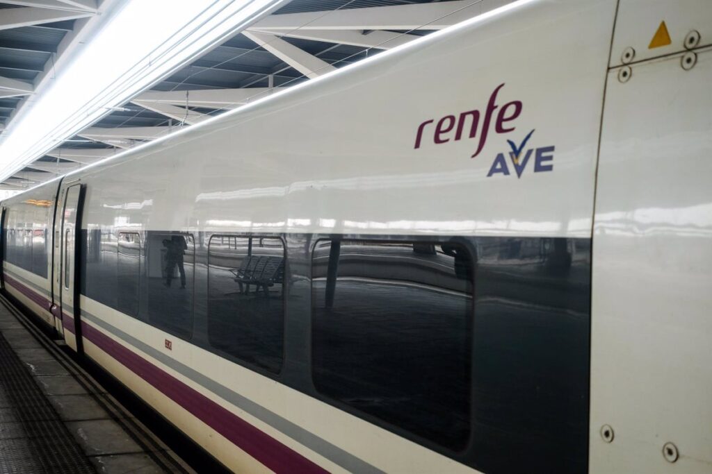Un AVE Málaga-Madrid sufre por las lluvias una salida de vía de un bogie de la cabina delantera en Álora