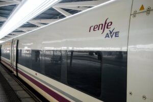 Un AVE Málaga-Madrid sufre por las lluvias una salida de vía de un bogie de la cabina delantera en Álora