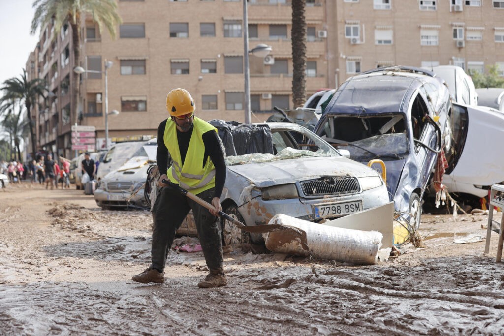 Un bombero venezolano en la zona cero de España tras la DANA: "No hay más terror que este" - AlbertoNews