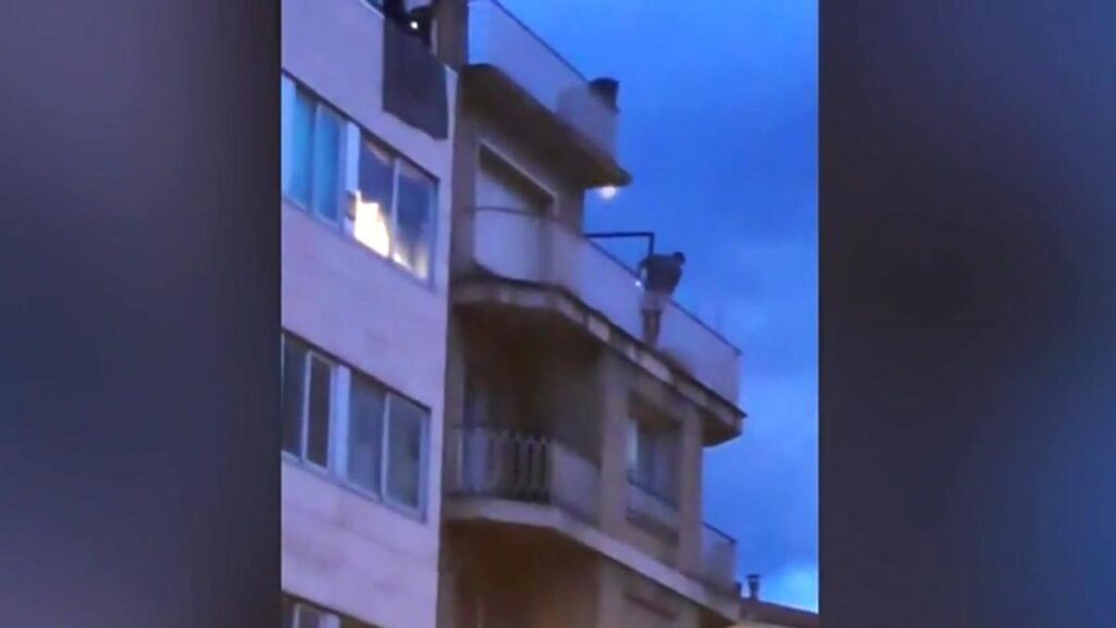 Un hombre huye de una discusión con su pareja saltando de balcón en balcón en Manresa