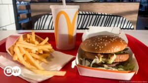 Un muerto y decenas de intoxicados en McDonald's de EE.UU. – DW – 23/10/2024