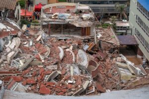 Un muerto y varios desaparecidos al derrumbarse un hotel en Argentina - AlbertoNews