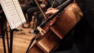 Un robot con tres brazos dirige una orquesta alemana - AlbertoNews