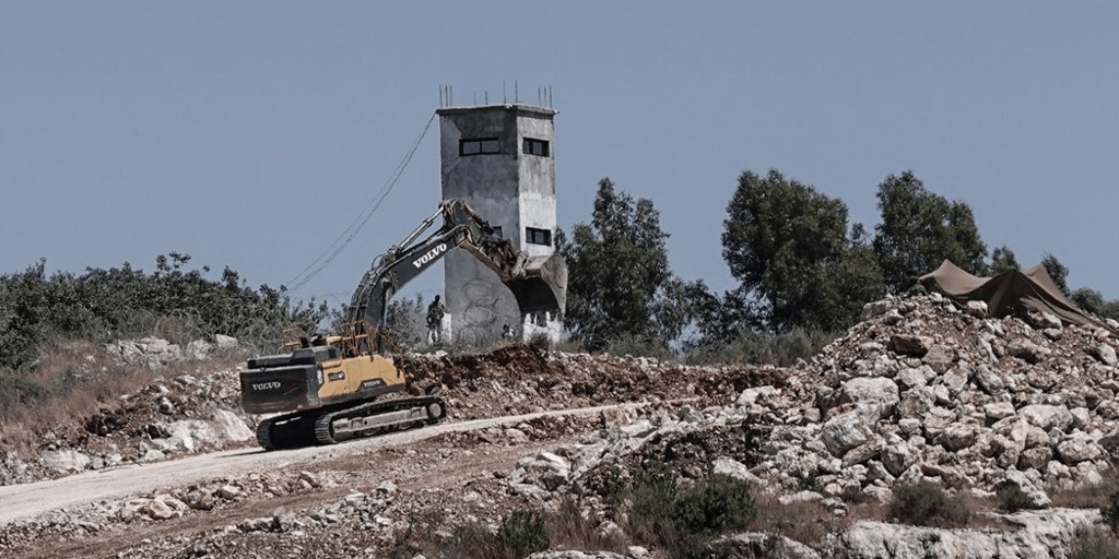 Una excavadora militar israelí derriba una torre de observación de los 'cascos azules' en el sur de Líbano