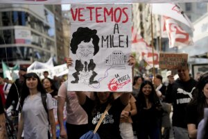 Una multitud en Argentina repudia el ajuste de Milei a las universidades públicas