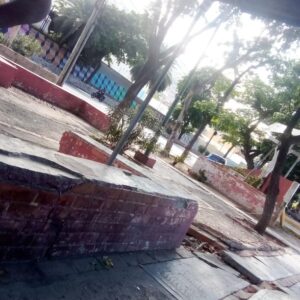 Urge reparación de cancha y plaza de Los Cocoteros