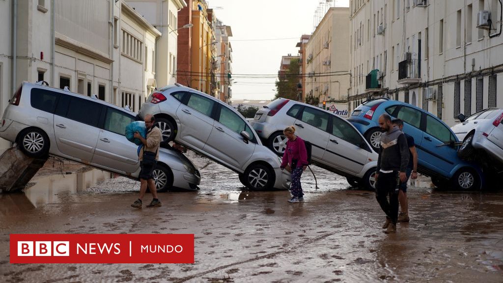 Valencia: La alerta "tardía" y otras dudas en torno a las peores inundaciones del siglo en España que dejan al menos 95 muertos