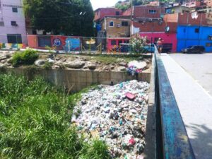 Vecinos de Vía Eterna piden que se deje de arrojar basura al río