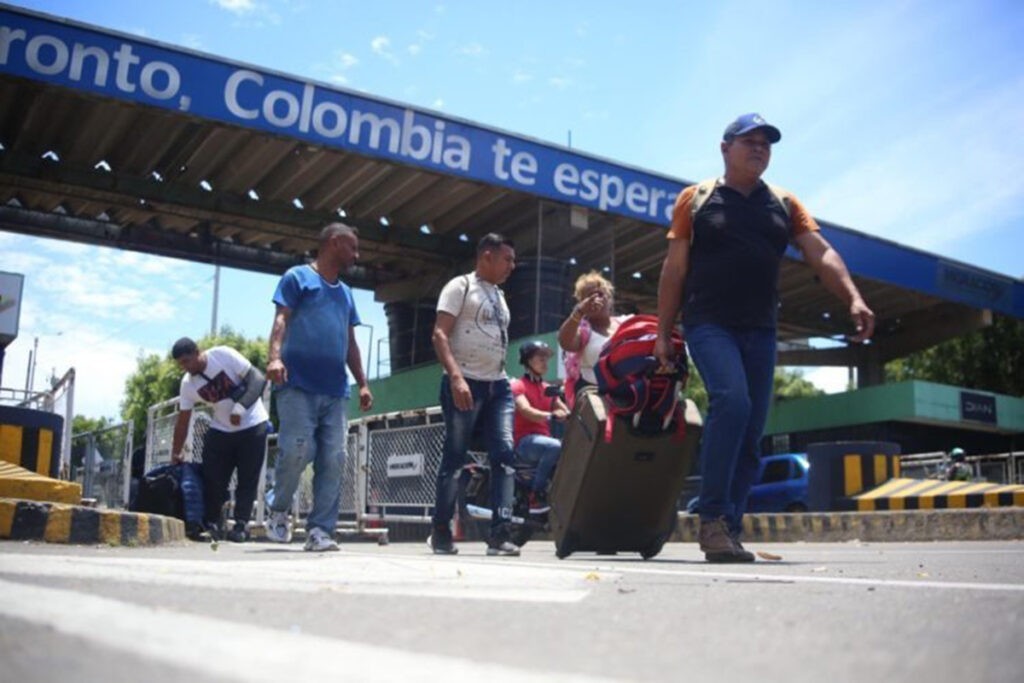 Venezolanos con pasaportes vencidos pueden ingresar por frontera terrestre con Colombia