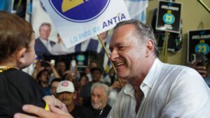 Veterinario y guía presidencial, Álvaro Delgado tiene el reto de sostener al oficialismo en Uruguay