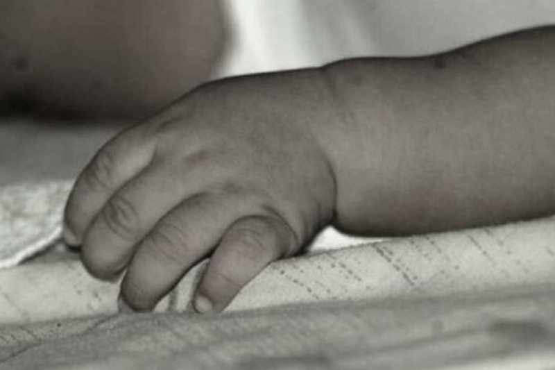 adolescente metió a su hijo recién nacido en una bolsa y lo abandonó en una platabanda (+Video)