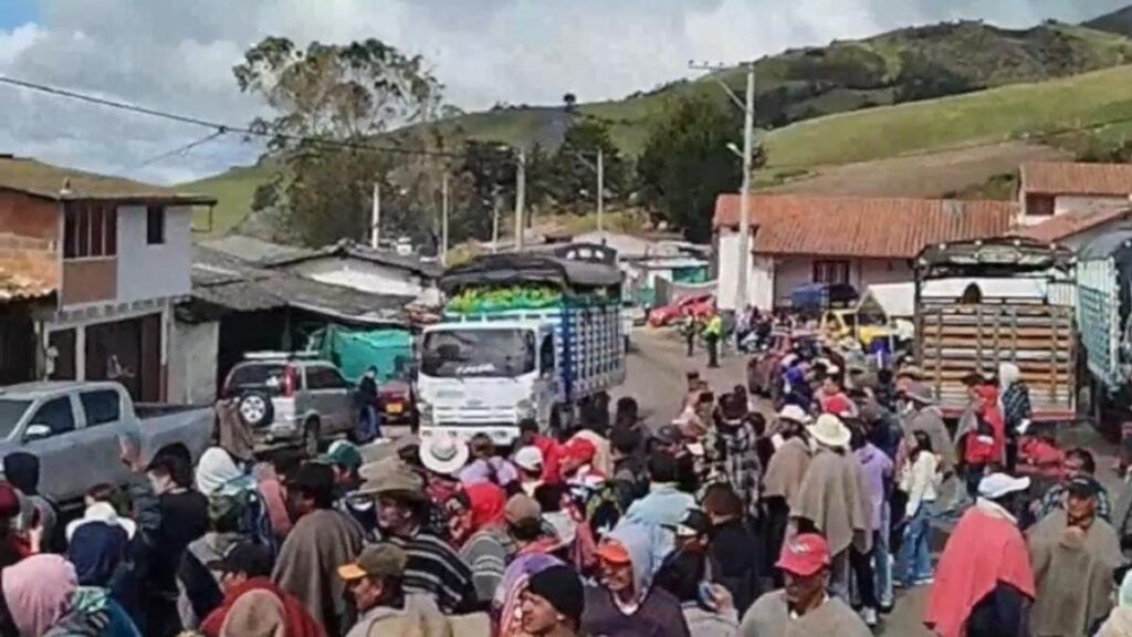 campesinos levantan parcialmente bloqueos en la vía Cúcuta-Bucaramanga; sigue obstrucción en dos puntos