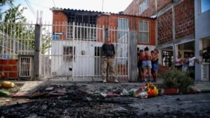 comunidad quemó el lugar y Policía tuvo que intervenir disturbios