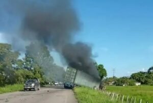 cuatro adultos y un bebé carbonizados luego de que gandola chocara el vehículo en el que viajaban