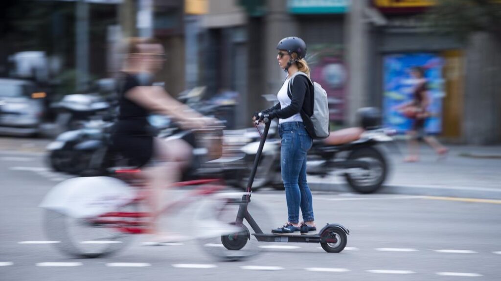 Semáforos en rojo y andar por la acera: dan a conocer las mayores infracciones con patinetes eléctricos