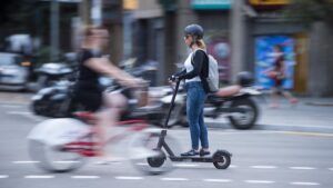 Semáforos en rojo y andar por la acera: dan a conocer las mayores infracciones con patinetes eléctricos