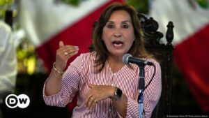desaprobación de Boluarte llega al 92 %, según sondeo – DW – 13/10/2024