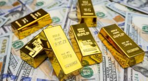 el oro bate los 2.700 dólares por primera vez