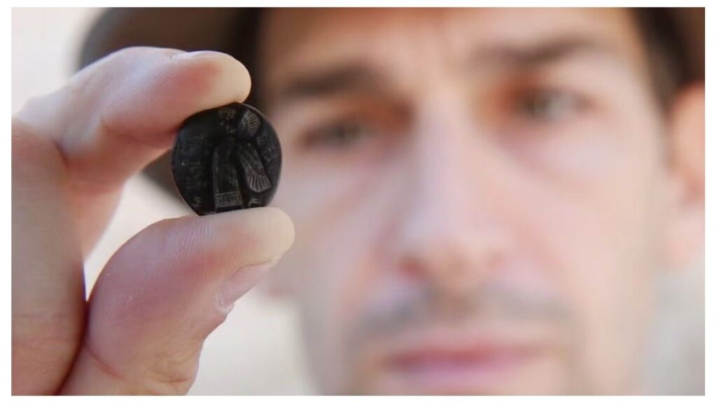 encuentran una roca negra que confirma la existencia de personajes de la Biblia