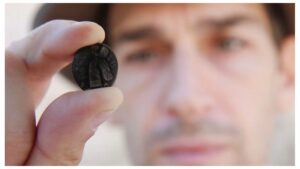 encuentran una roca negra que confirma la existencia de personajes de la Biblia