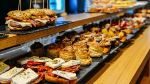 esta es una de las tapas más famosas en los bares de Guipúzcoa