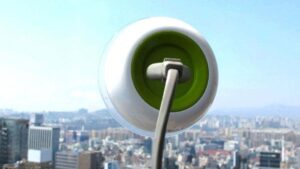 este es solar, no usa cables y se pone en cualquier ventana