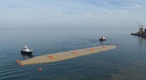 fabricar grandes bolsas reciclables para transportar agua dulce por mar